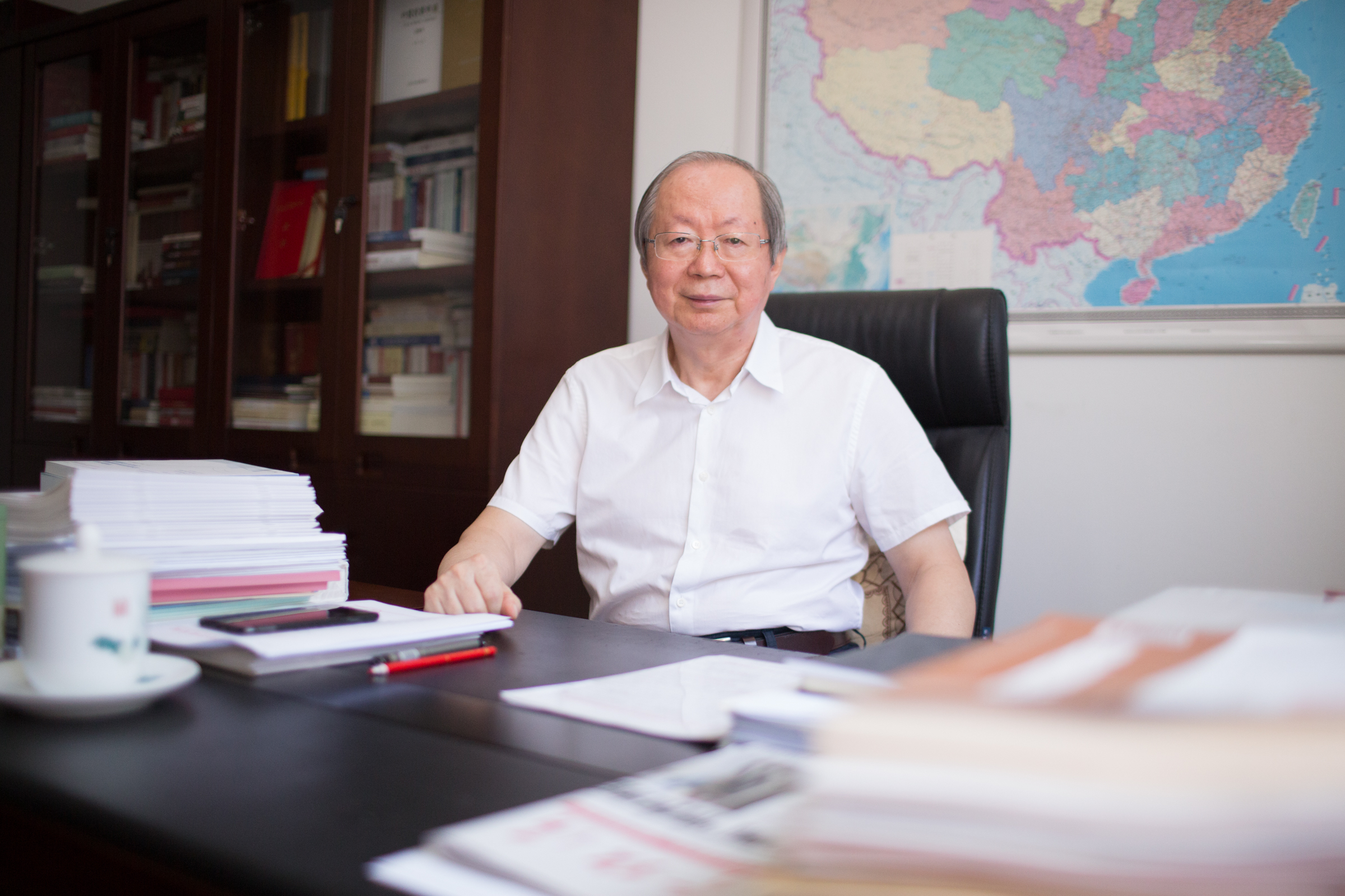 中國(guó)經(jīng)濟(jì)體制改革研究會(huì)會(huì)長(zhǎng)、十二屆全國(guó)人大財(cái)經(jīng)委副主任委員、國(guó)家發(fā)展改革委原副主任彭森&nbsp; &nbsp;澎湃新聞?dòng)浾?權(quán)義 圖