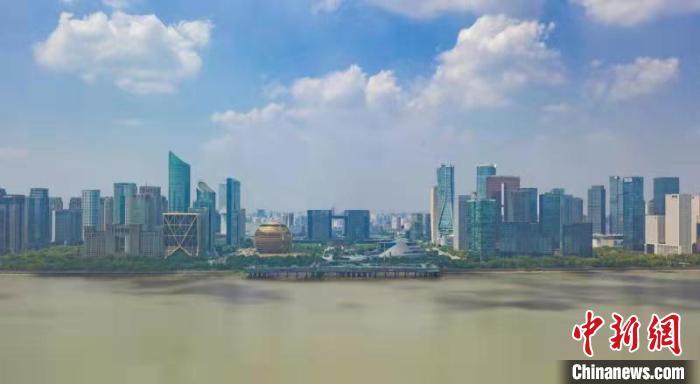 浙江杭州錢塘江畔?！⊥鮿?攝
