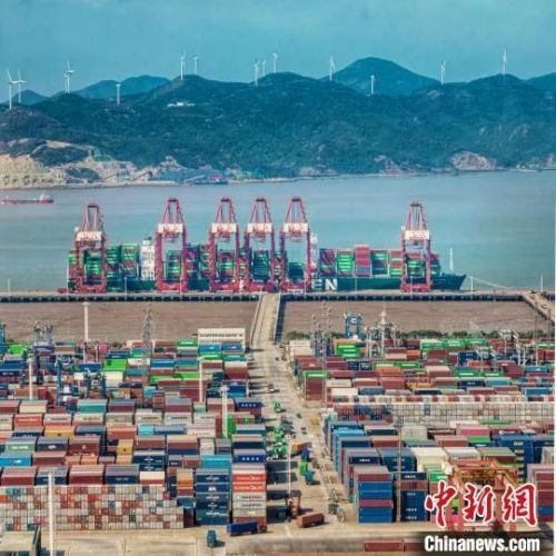 寧波舟山港作業(yè)場(chǎng)景。高雪峰 攝