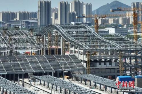 圖為航拍南沿江鐵路江陰站站房屋面鋼結(jié)構(gòu)桁架整體提升現(xiàn)場(chǎng)。(無(wú)人機(jī)照片) 中新社記者 泱波 攝